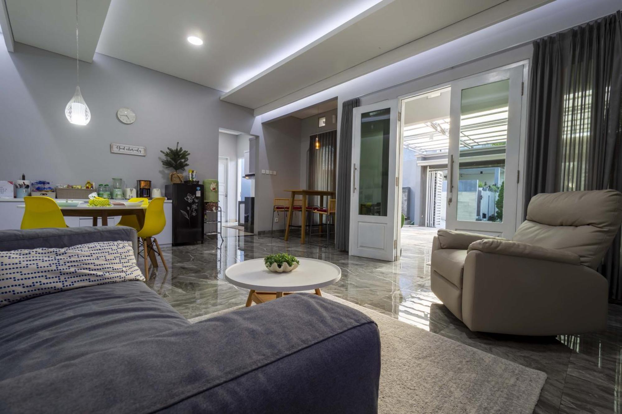 Villa Palm Springs By Reqhome Ciater Hilir エクステリア 写真